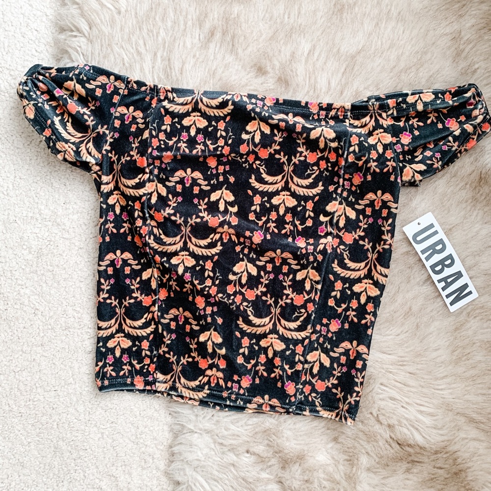 NWT 🏷 // Urban // Velvet-style Crop Top